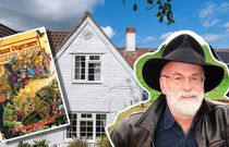 Chcesz zamieszkać w domu Terry’ego Pratchetta? Jest taka możliwość!