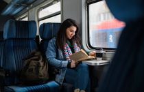 „Pociąg do czytania”, czyli wakacyjne strefy relaksu na dworcach kolejowych