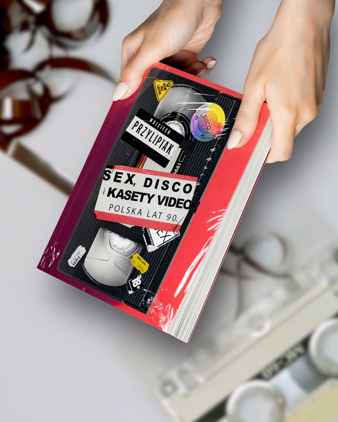 Ta książka to podróż w czasie - Recenzja książki Sex, disco i kasety video.  Polska lat 90. - nakanapie.pl